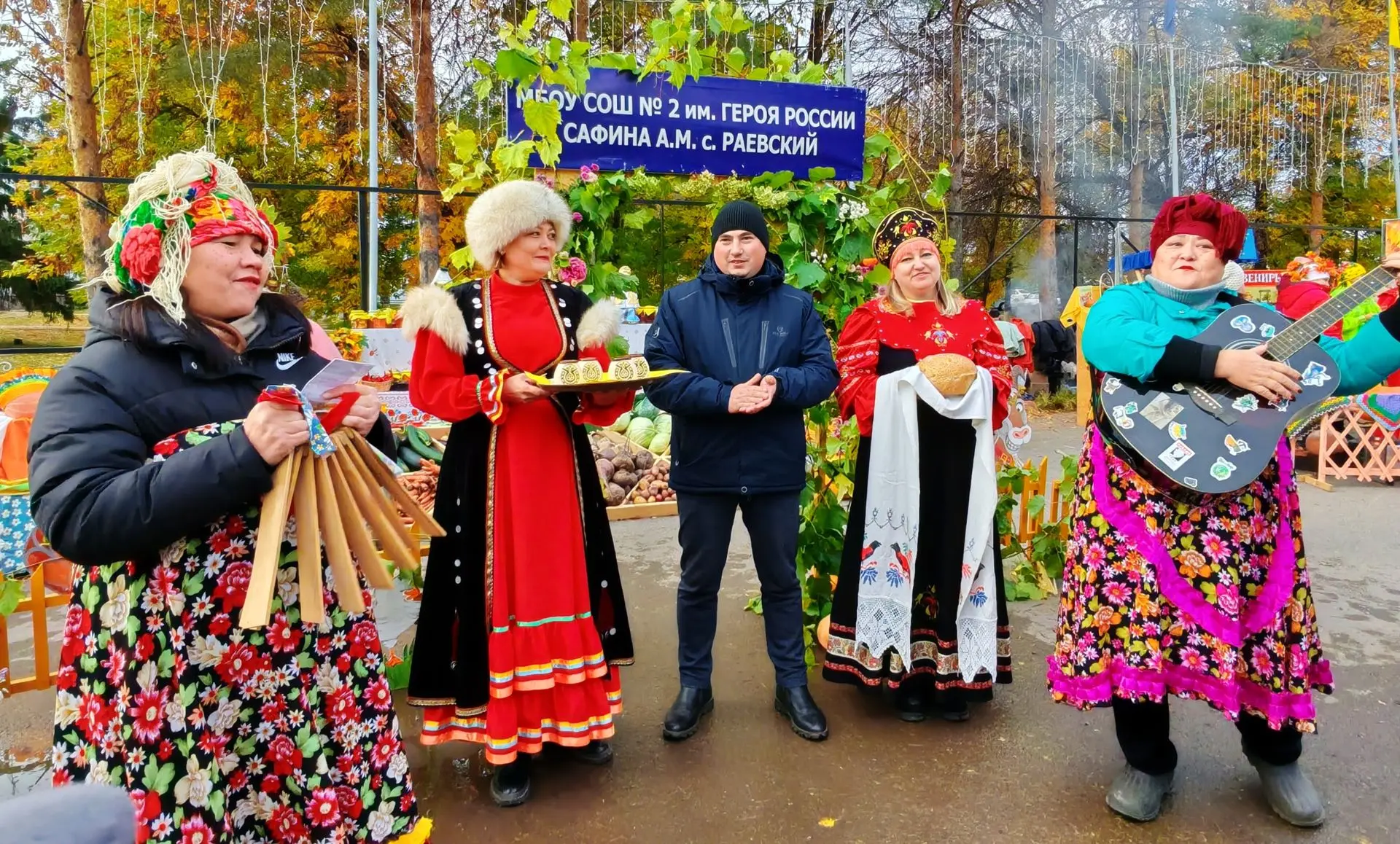 Сегодняшняя ярмарка стала настоящим событием. Несмотря на прохладную погоду, трудолюбив...