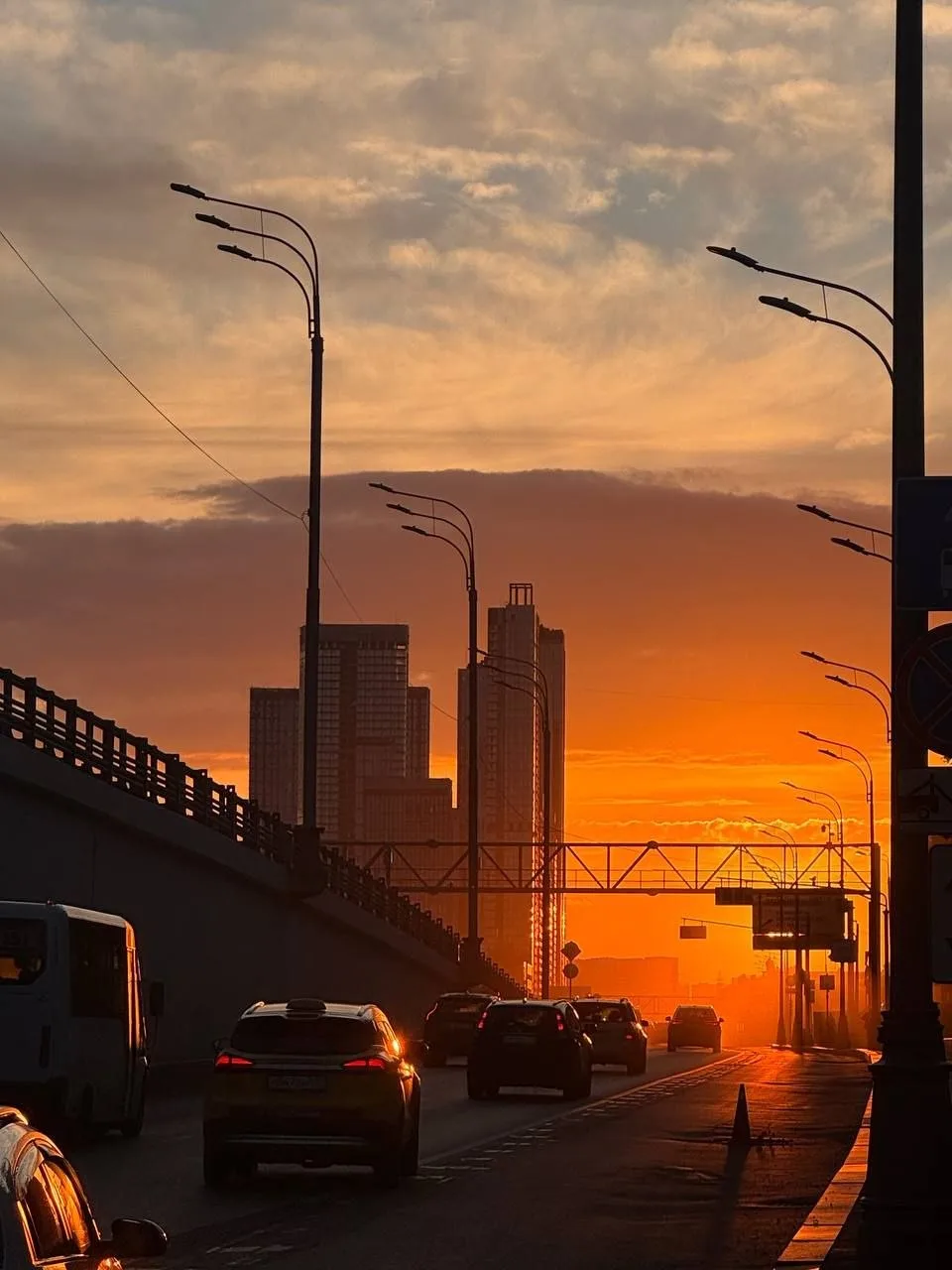 🌅 Летний закат способен превратить даже обычную дорогу в настоящий кадр из фильма.