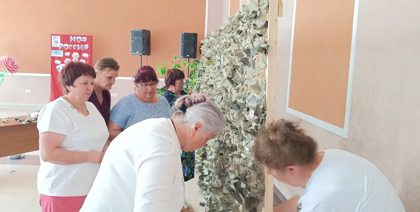 Плетение маскировочных сетей продолжается... В Марковском СДК собираются неравнодушные жители, котор