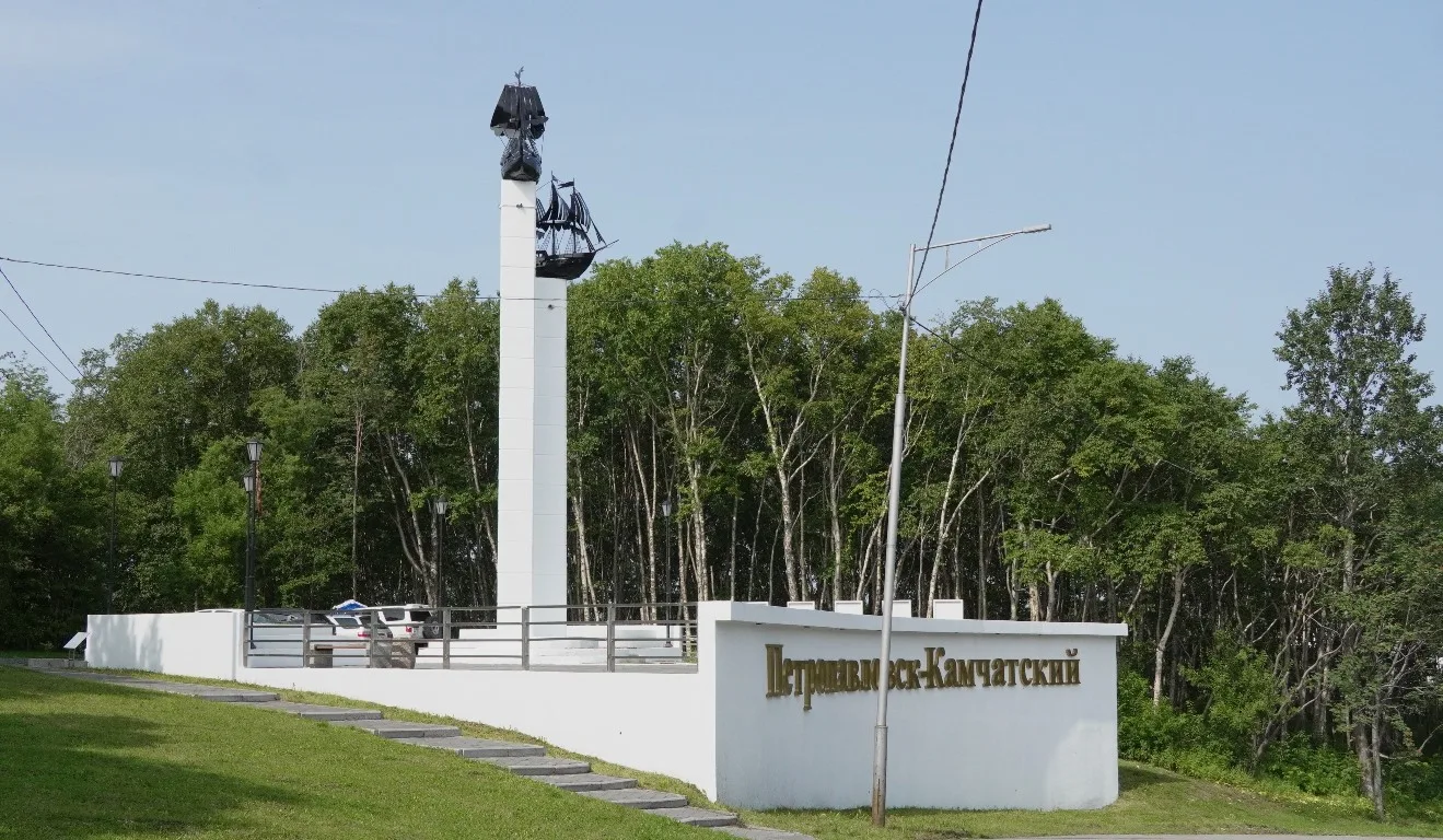 В Петропавловске завершается обновление стелы с пакетботами