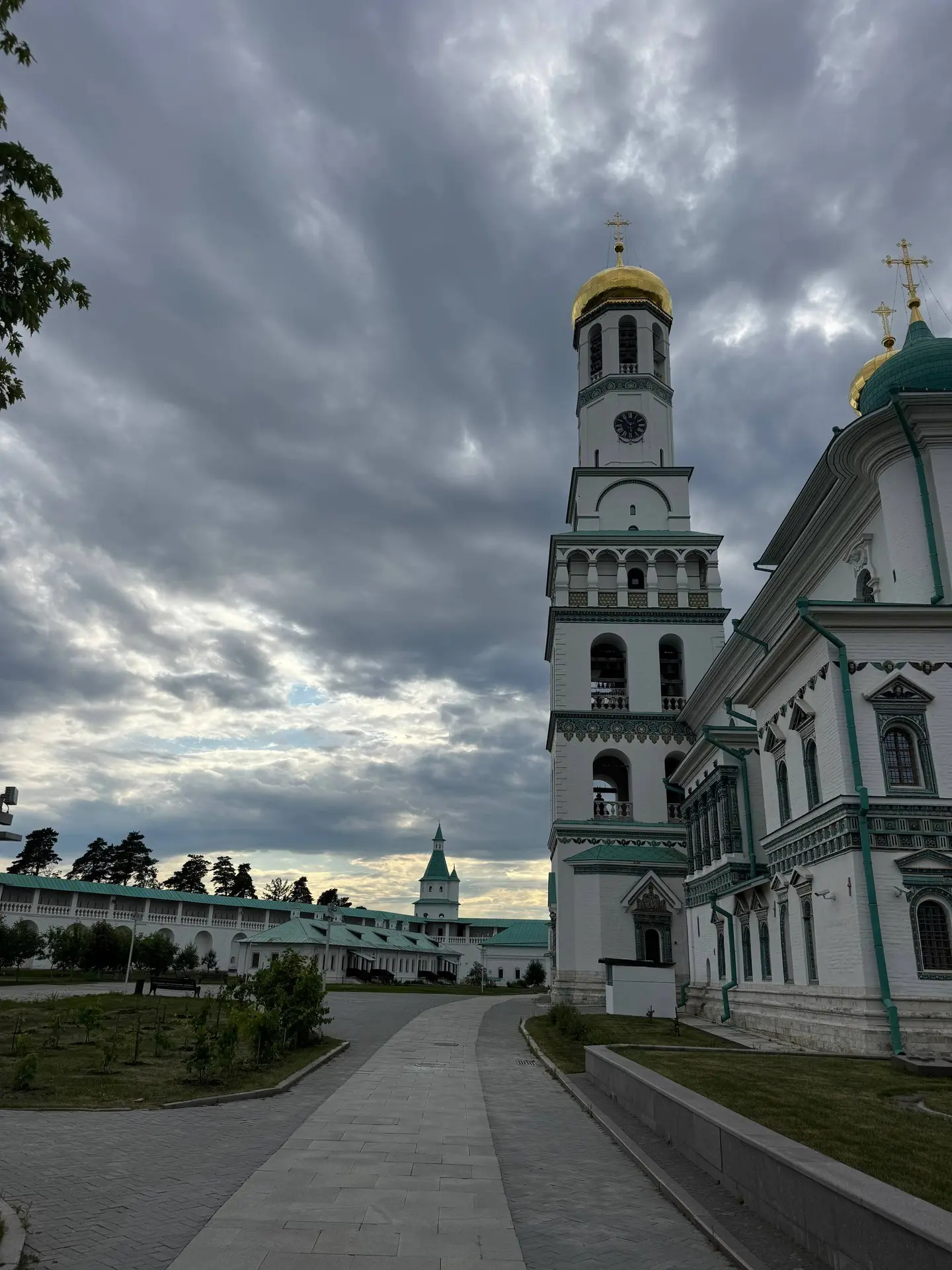 Люблю гулять по монастырям.