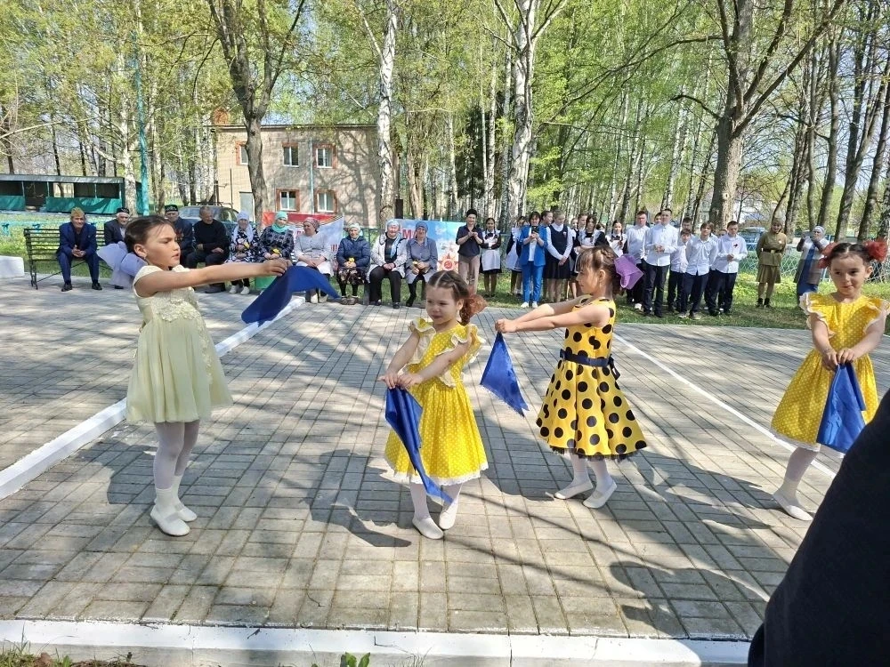 Бүген Иске Юраш балалар бакчасы Бөек Җиңүгә багышланган тантаналы митингта катнашты. Ветераннарга, к