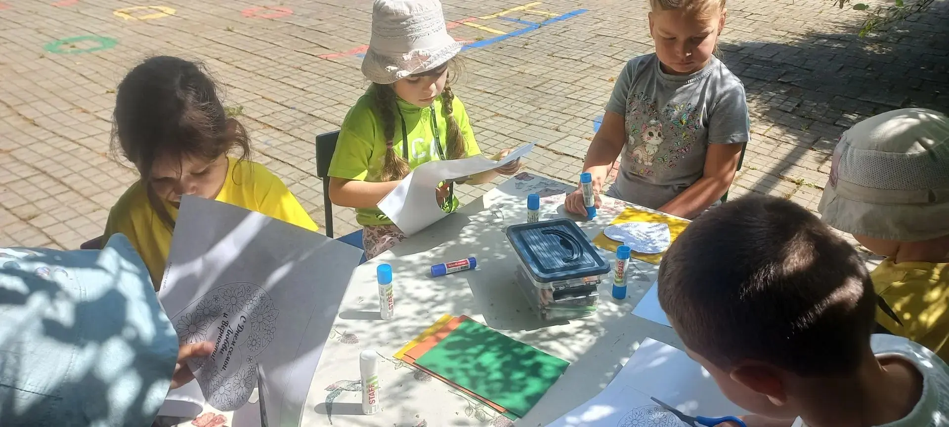🎉 Ко Дню семьи, любви и верности ребята из средней и подготовительной "Б" групп подгот...