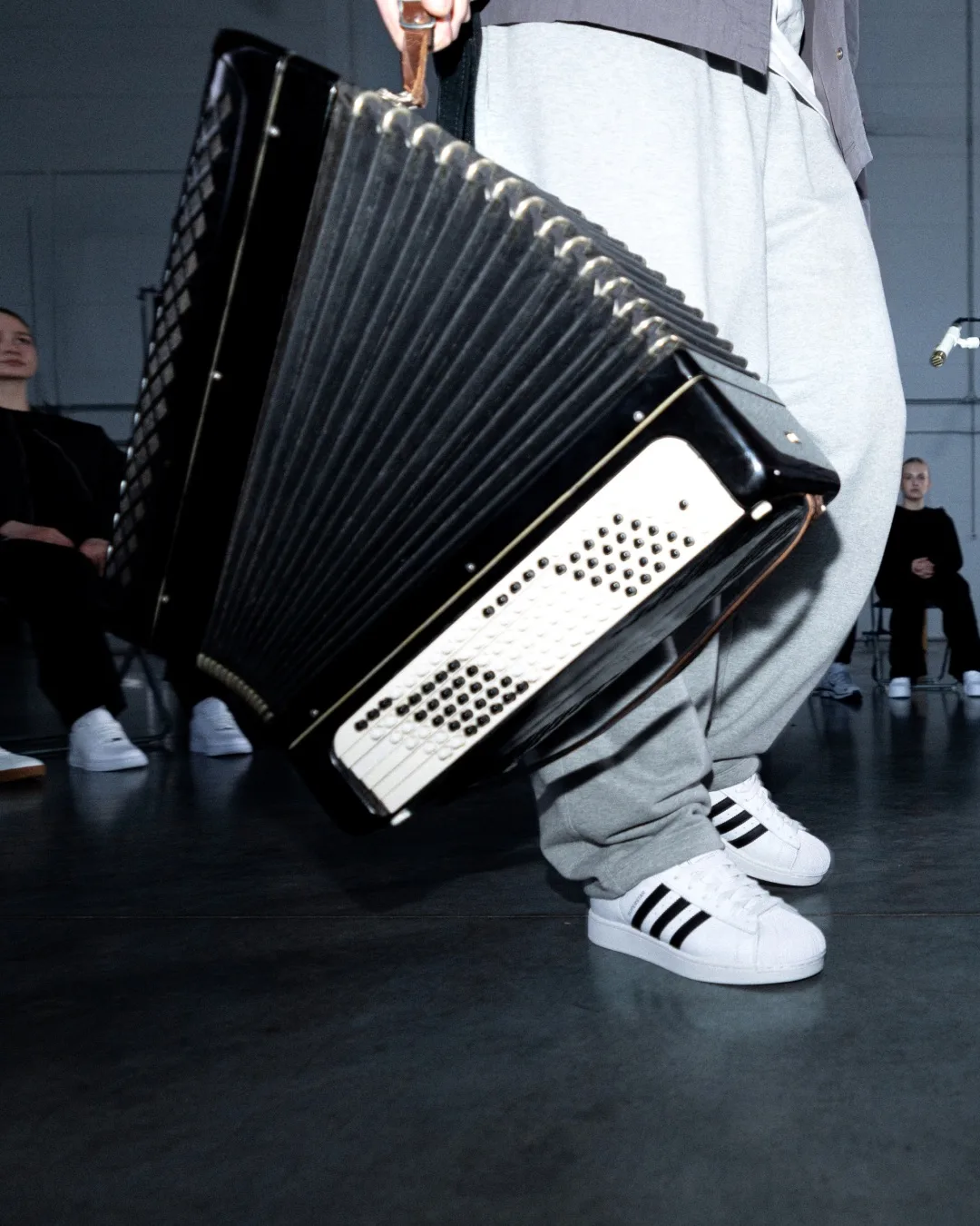 От звездных побед до таких же звездных коллабораций — в фокусе adidas Superstar 👟
