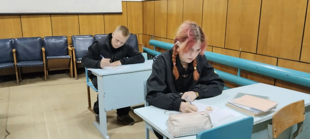 Сегодня учащиеся 8 класса Красноуральской СОШ приняли участие в акции "Письмо солдату"