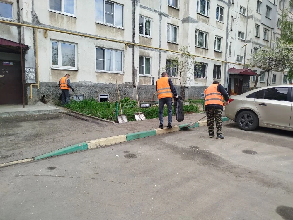 С самого утра наши дворники выходят на свои участки: проводят уборку, собирают мусор, приводят в пор