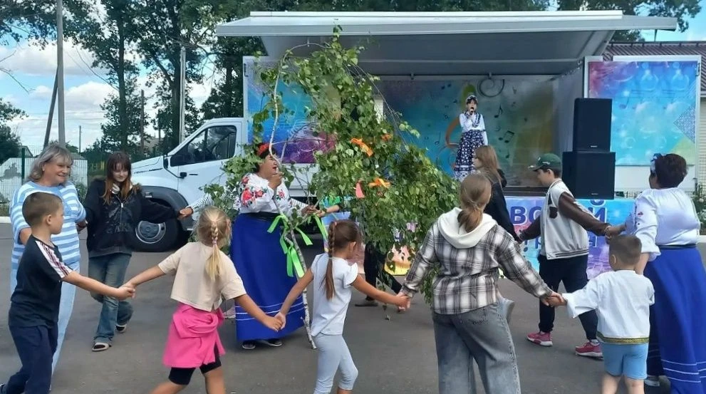 Провожаем лето с песнями: как автоклубы провели август! 🚙🌾✨