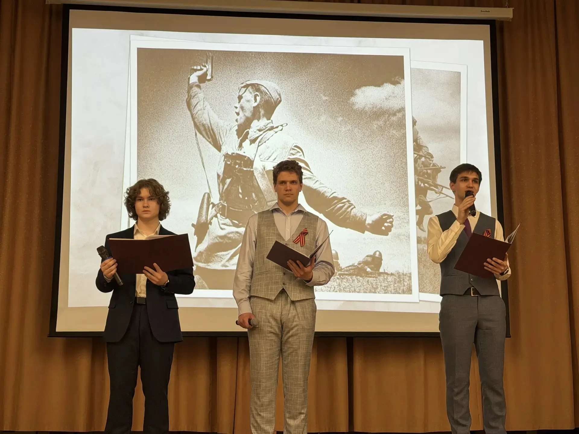 ПРАЗДНИЧНЫЕ КОНЦЕРТЫ  🎶 В преддверии Дня Победы во всех школьных корпусах школы прошли праздничные к