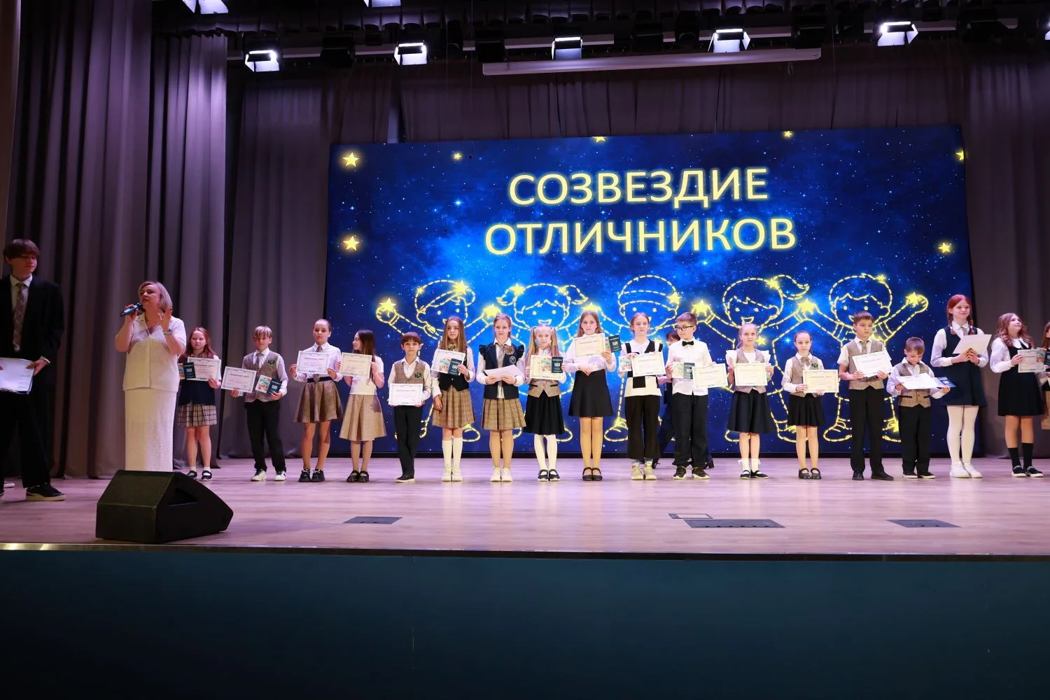 Торжественная линейка «Млечный Путь длинною 4 года»  22 мая состоялось важное событие для наших четв