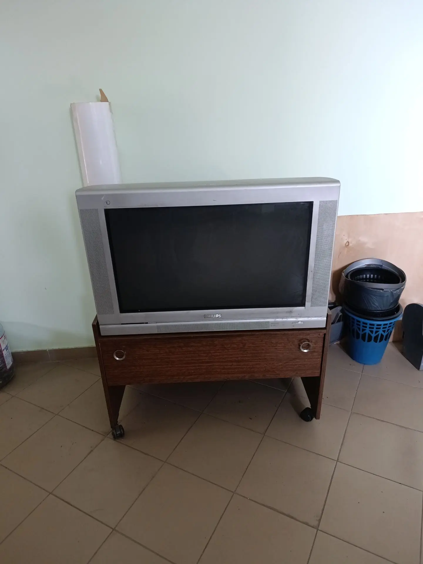 Отдам даром. Рабочий телевизор Philips  с тумбочкой. Район м. Молодёжная.