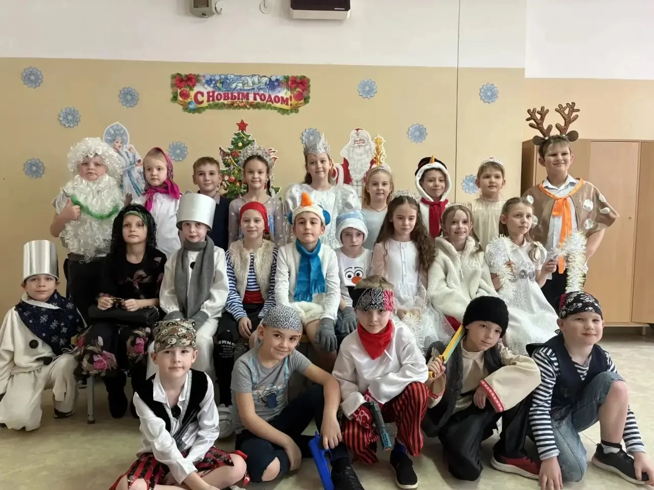 Сказочная премьера от 2 «В» класса  Сегодня состоялась волшебная постановка сказки **«Снежная Короле