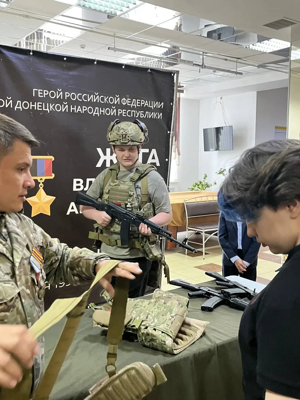 🇷🇺 Герои с нами: в Воробьёвском районе открылась уникальная выставка