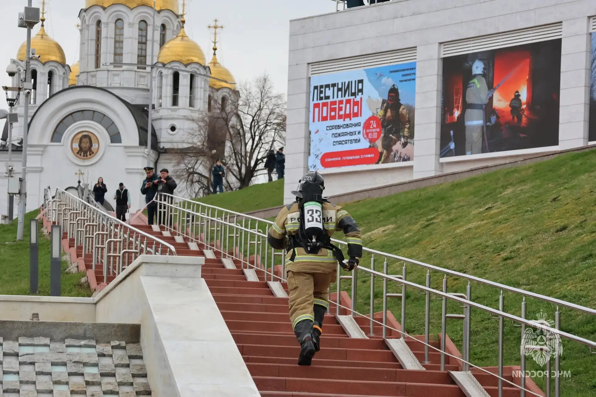 🧑‍🚒Площадь Славы в Самаре собрала пожарных и спасателей на масштабный праздник  В преддверии знамена