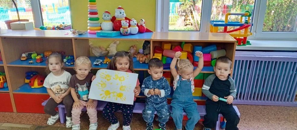 Дети из ладошек солнышко сложили , чтобы непременно люди все дружили.