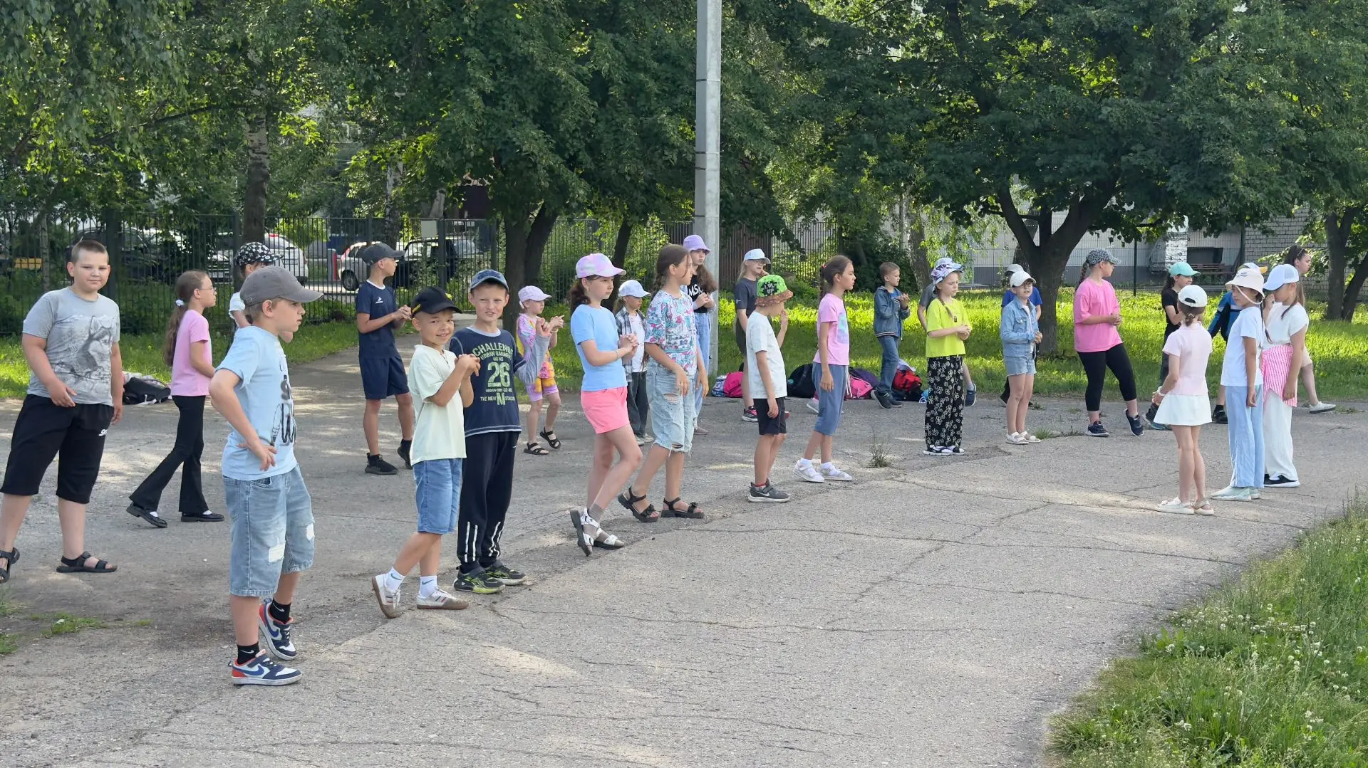 17 июня в школьном лагере "Лукоморье" утро началось с динамичной зарядки, которая помогла разбудить 