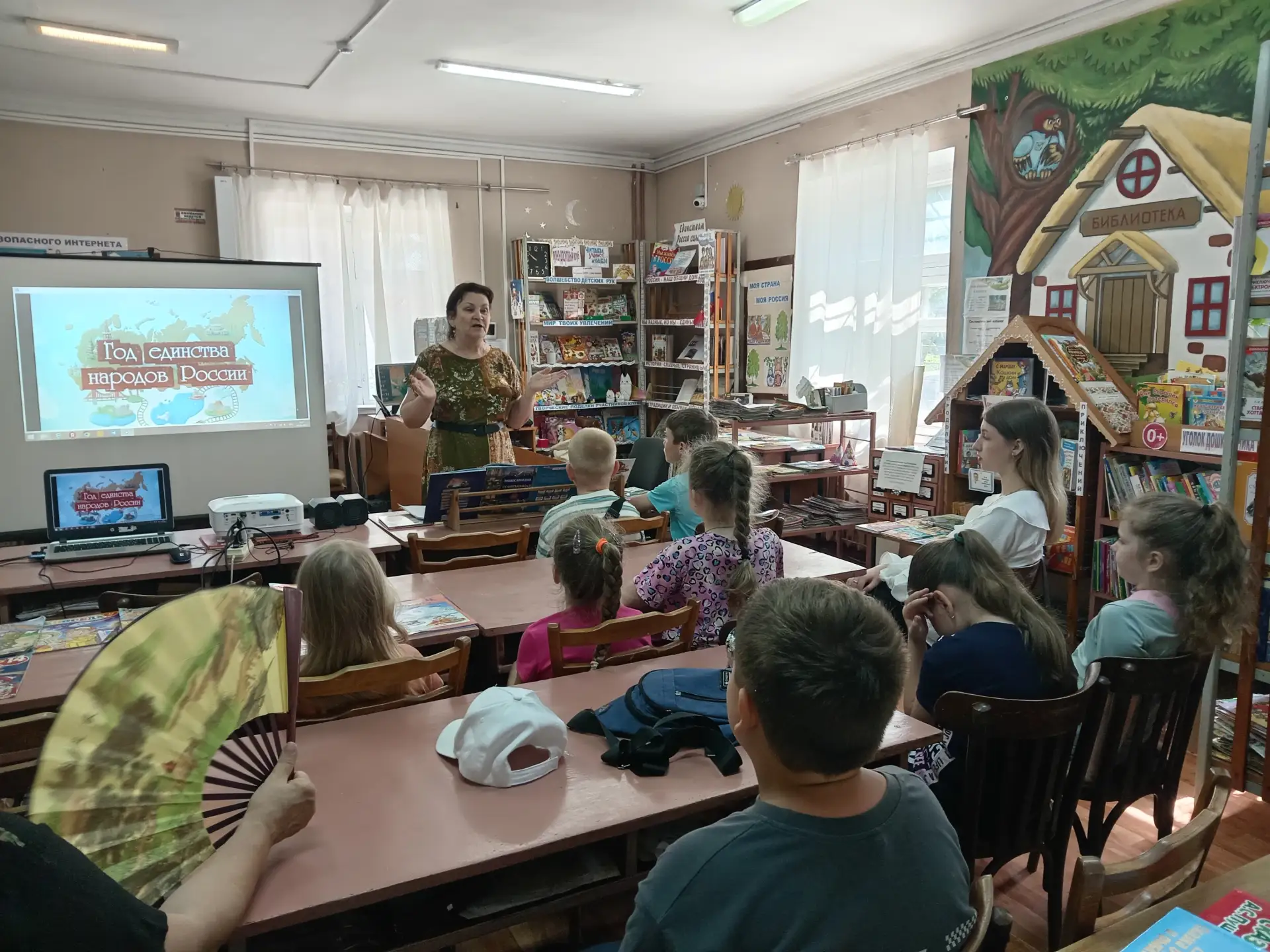 В библиотеке – филиале № 5 им. С. Маршака прошел познавательный калейдоскоп «Многоликая Россия», пос