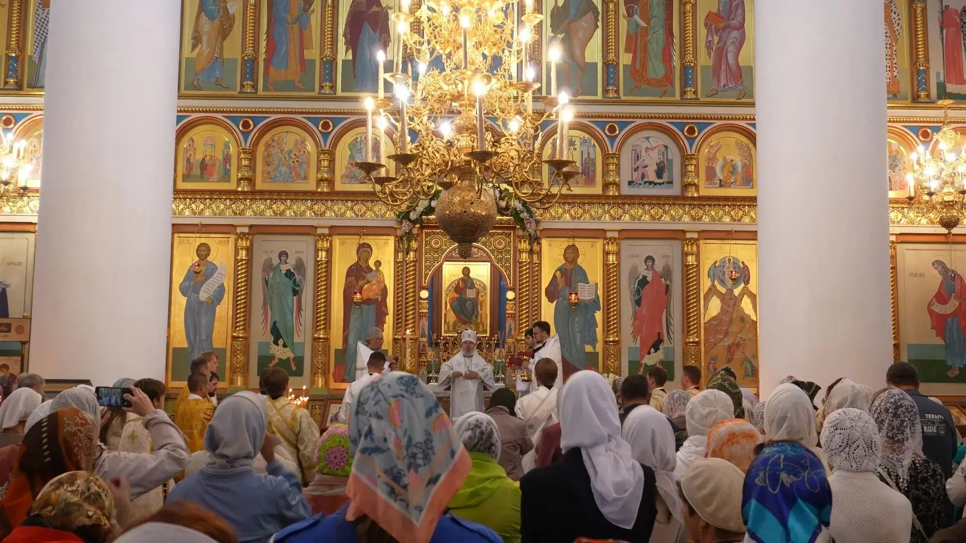 Традиционный крестный ход в честь Яблочного Спаса собрал сегодня жителей Серова от Прео...
