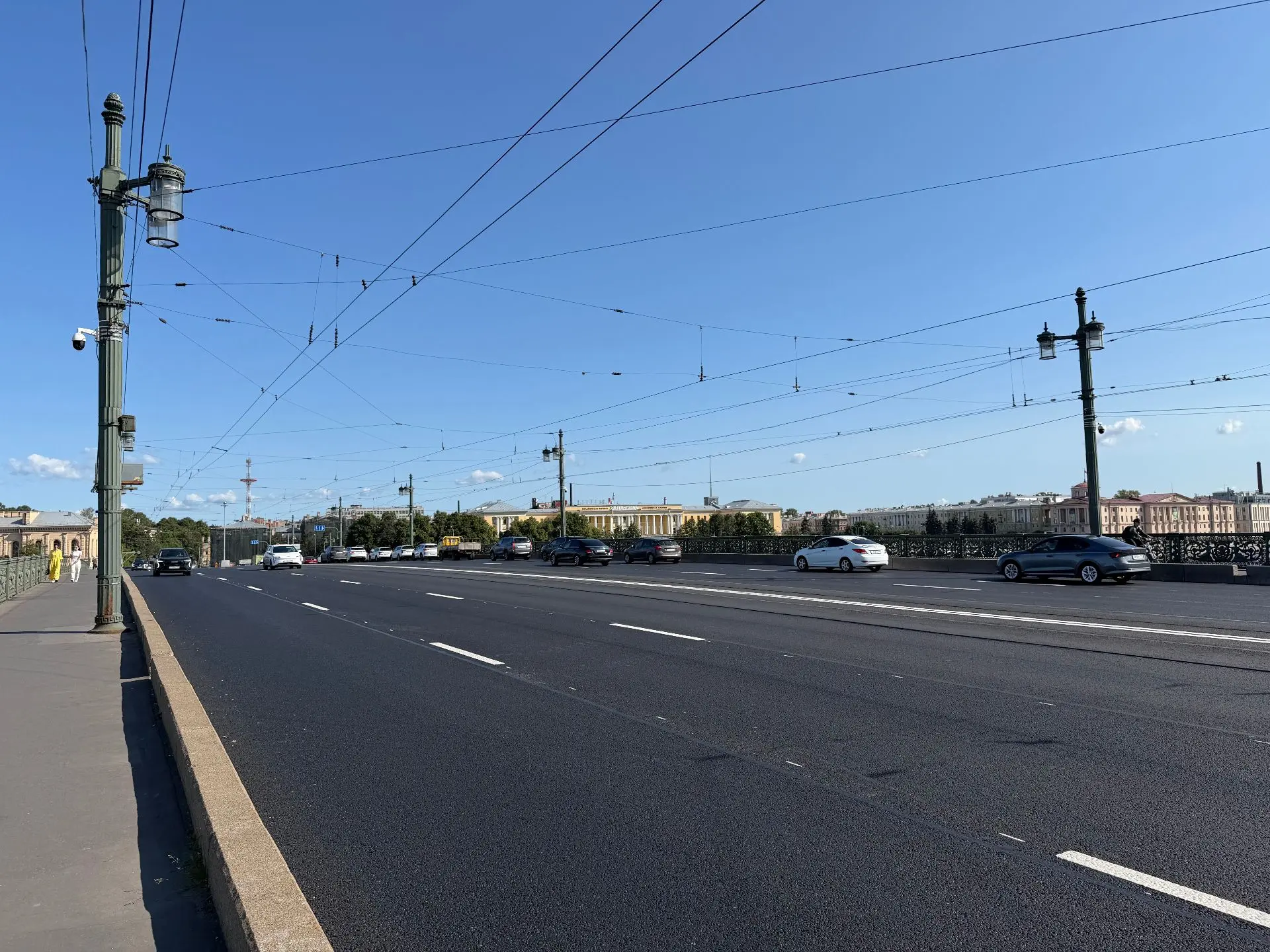 За месяц на Литейном мосту в Петербурге обновлено 11,5 тыс. кв. м асфальта!