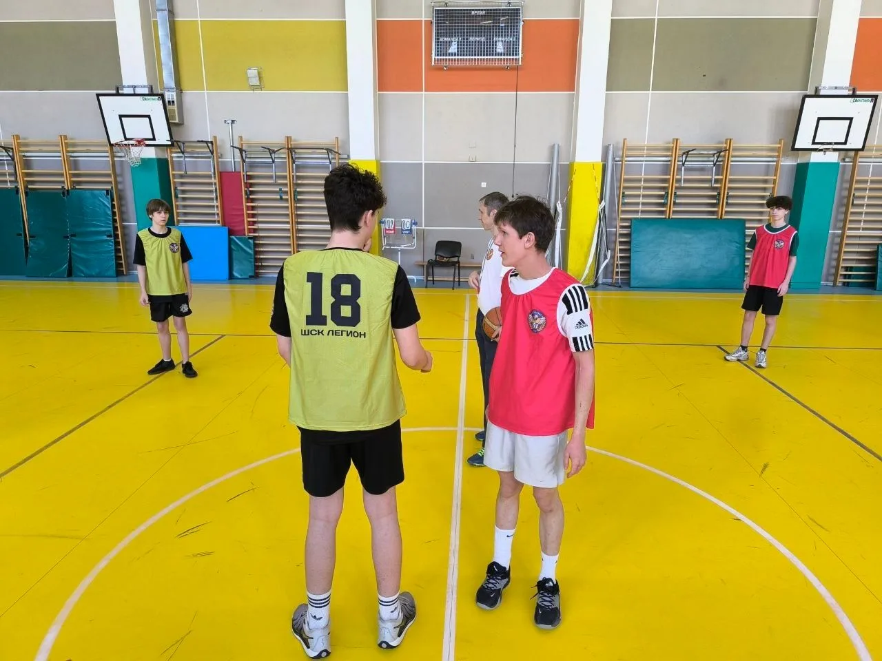 🏀 Сегодня в школьном спортзале прошла очередная встреча турнира по баскетболу на «Кубок директора». 