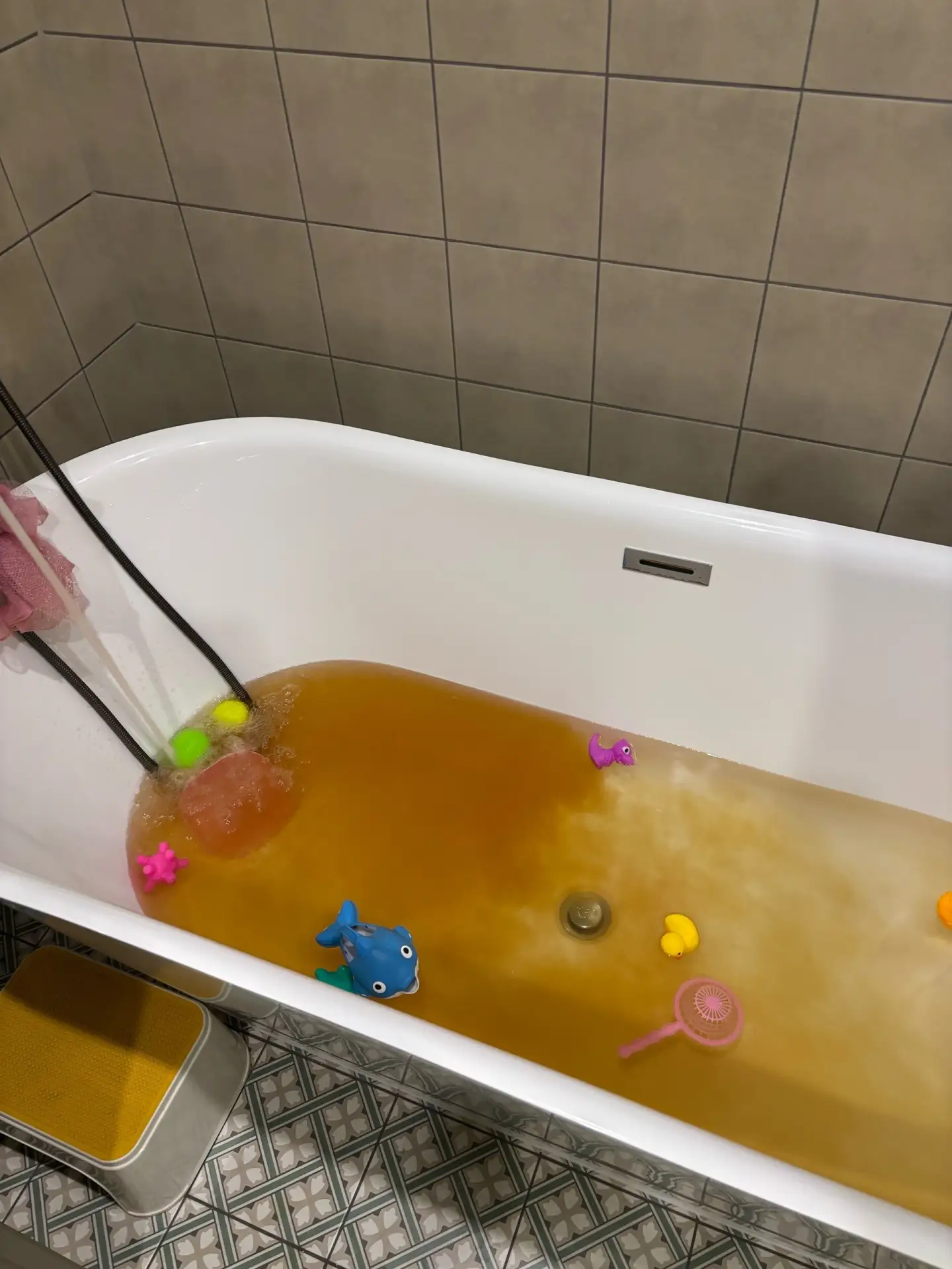 🚰 Уважаемые коммунальные службы! Город Кинешма, улица Пушкина. Из крана идёт ржавая во...