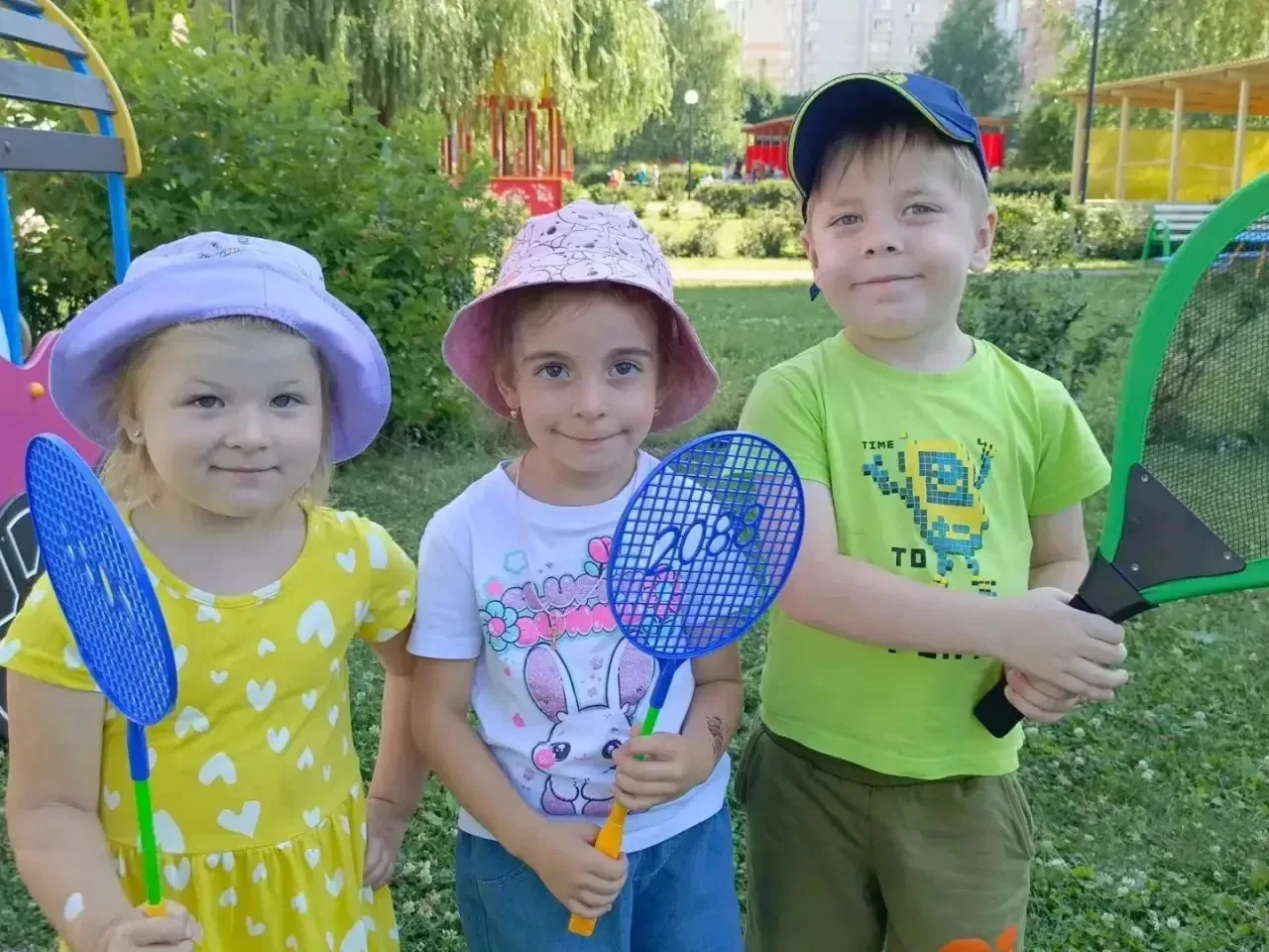 🏸 В детском саду прошел турнир по бадминтону! 

🏸Лето - время спортивных прогулок и подвижных игр.