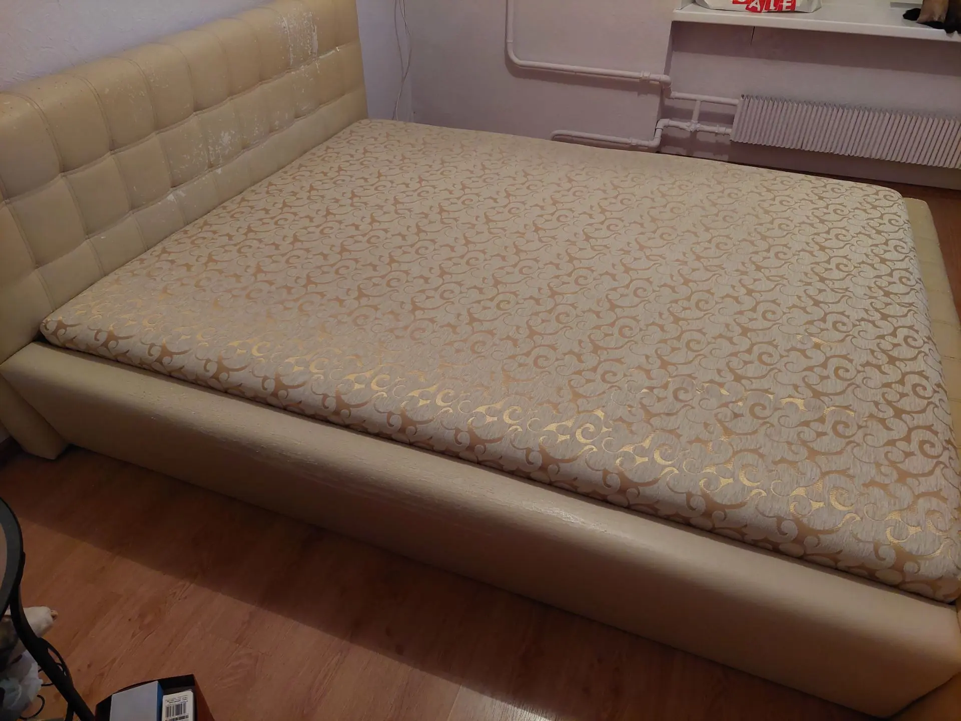 Отдам кровать180×220,матрас160×200.Требуется замена обивки. Метро Котельники.