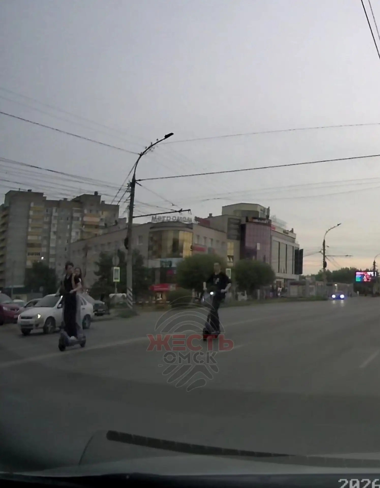 🛴Бесстрашные самокатчики мчались по улице 70 лет Октября

Вчера рядом с ТЦ «Фестиваль» прямо по цен