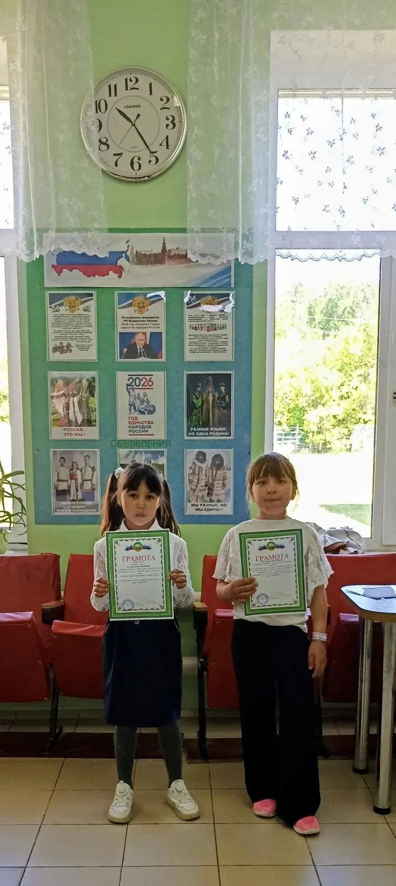 День дипломов, улыбок и общей гордости 🎓🦅⭐

Сегодня в нашей школе прошла торжественная линейка, ко