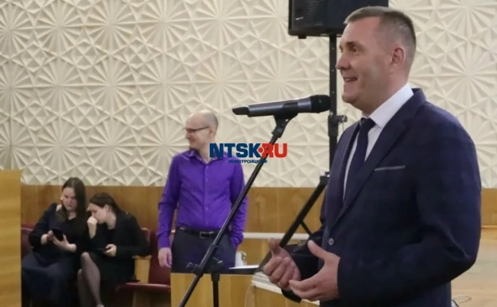Один из заместителей главы администрации Новотроицка написал заявление об увольнении по...