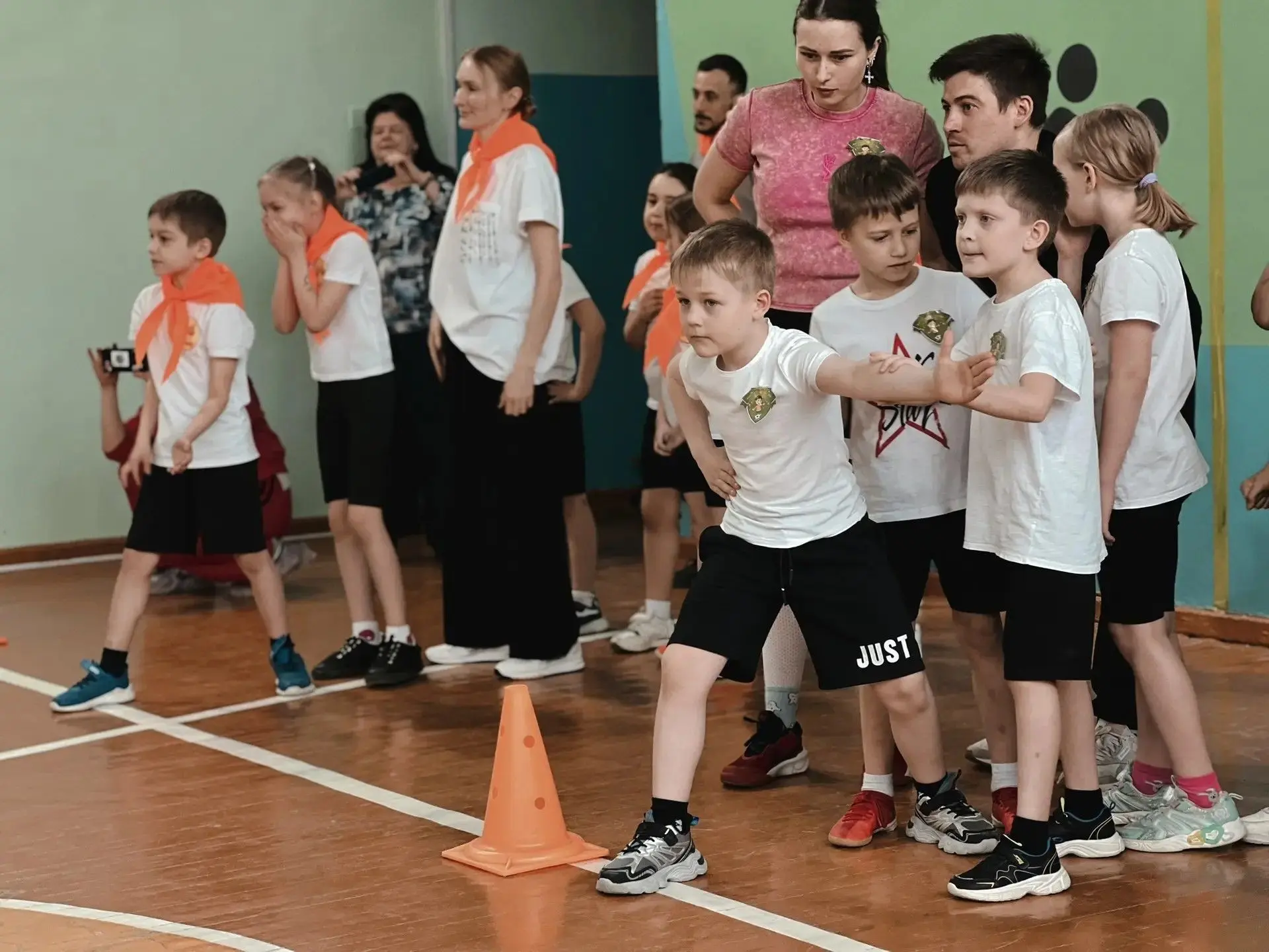 🏃‍♂🏃‍♀ Эстафета «Папа, мама, я — спортивная семья!» прошла в нашей школе!    Вчера в преддверии Дня 