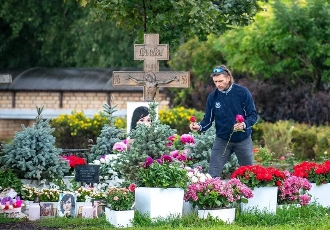 Петра Чернышева сфотографировали на могиле Анастасии Заворотнюк    "Прекрасная няня" ушла из жизни 2