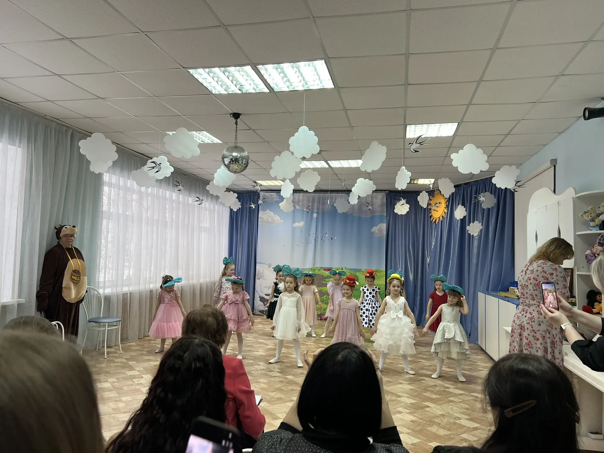 🌸 Весна приходит с самыми теплыми эмоциями! 🌸  В преддверии 8 Марта в Центрах раннего развития нашег