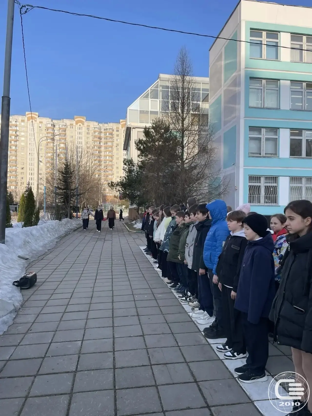 🇷🇺 Понедельник начинается с флага и гимна  Традиционно утро понедельника в нашей школе началось с то