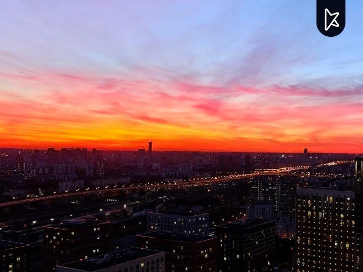 Вот такой роскошный закат провожает первый октябрьский день в Москве