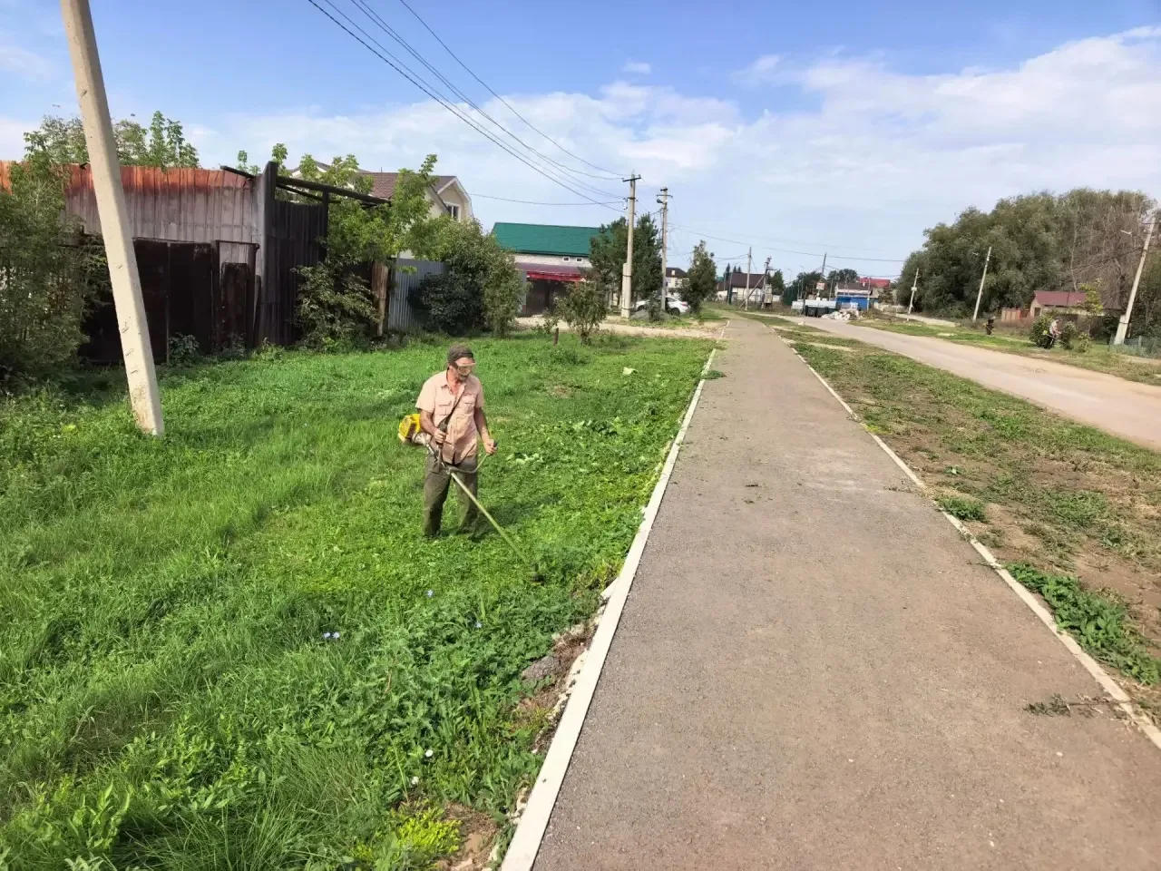🌿 В селе Преображенка по улице Ленинской проведены работы по покосу травы