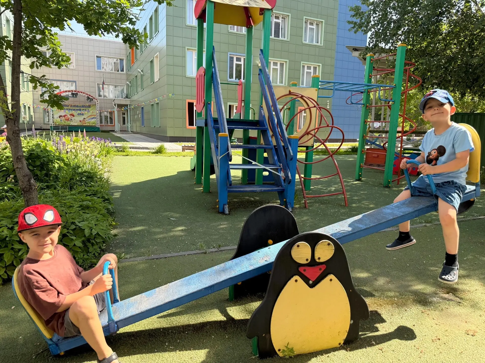 🤝 Объятия, танцы и брызги воды: как «Матрёшки» отметили День друзей! 🫂🎉

9 июня в нашей группе пр