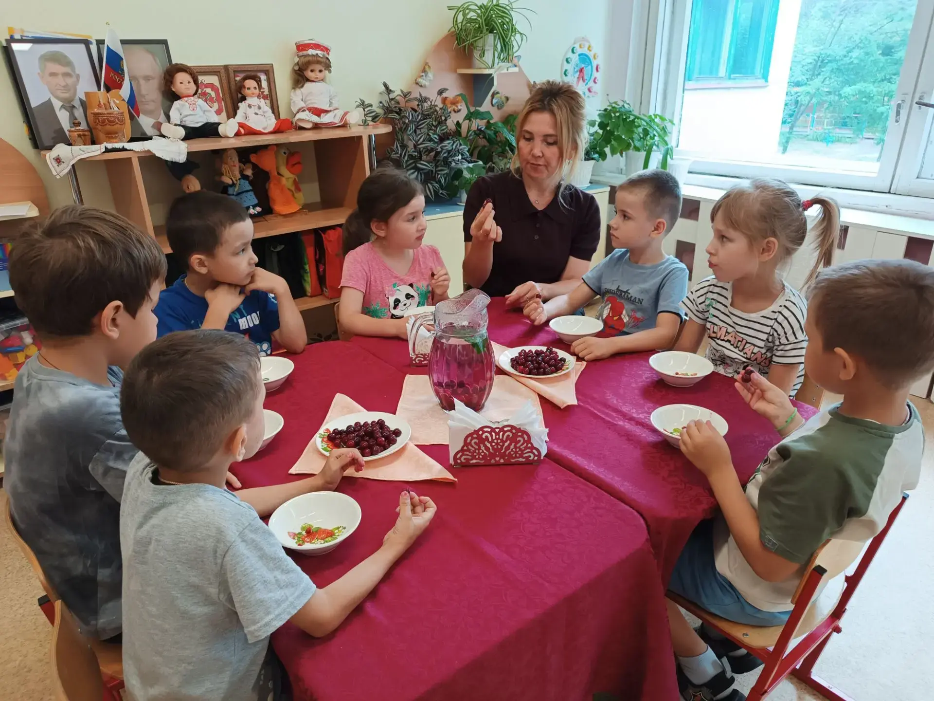Лето — самое ягодное время! Солнышко греет, и на грядках и в лесу поспевают яркие, сочные ягоды. Реб