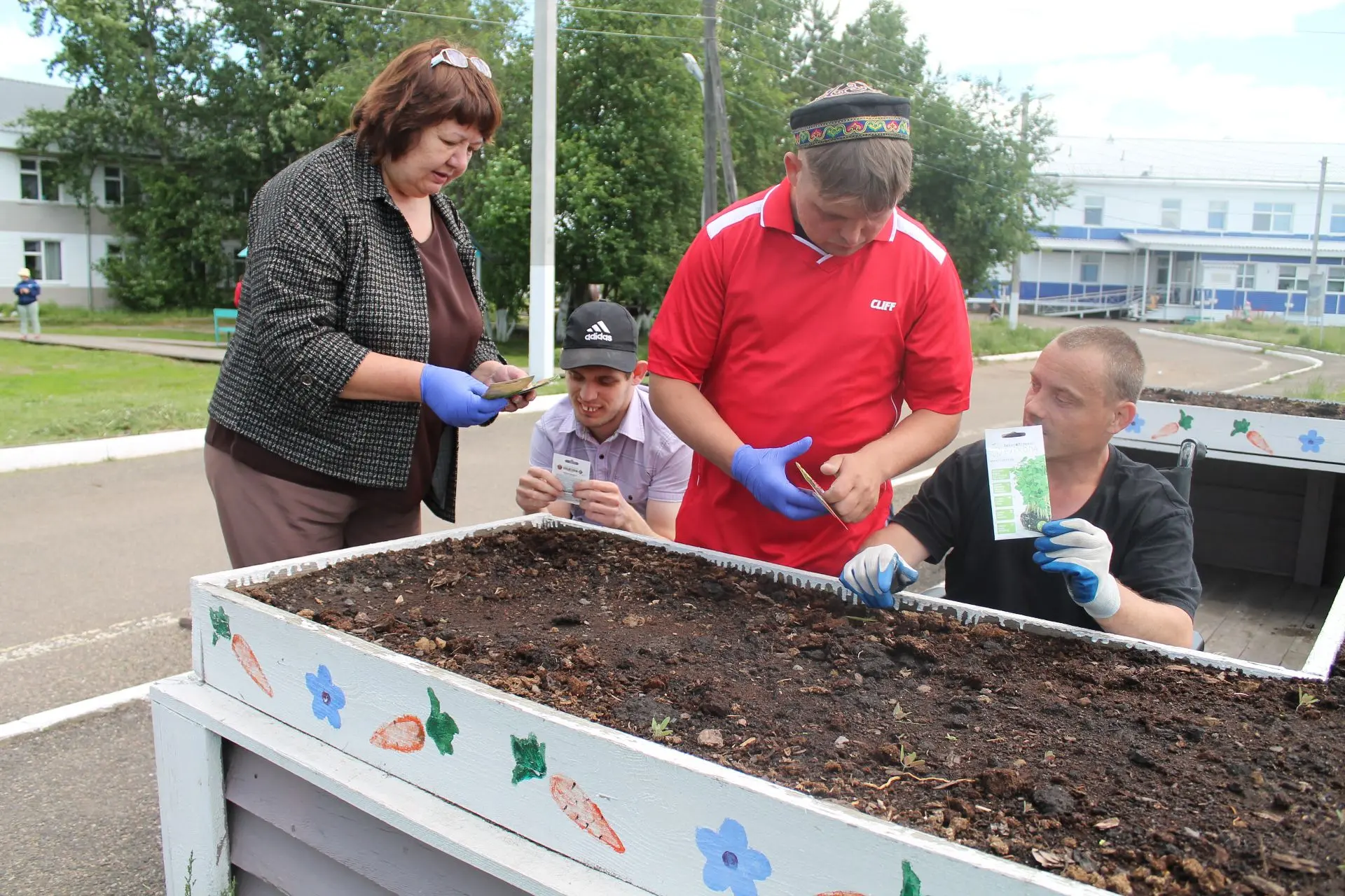 #инклюзивное_пространство
 
Зеленый старт
 
🌿 В Пуляевском доме социального обслуживания в эти дни 