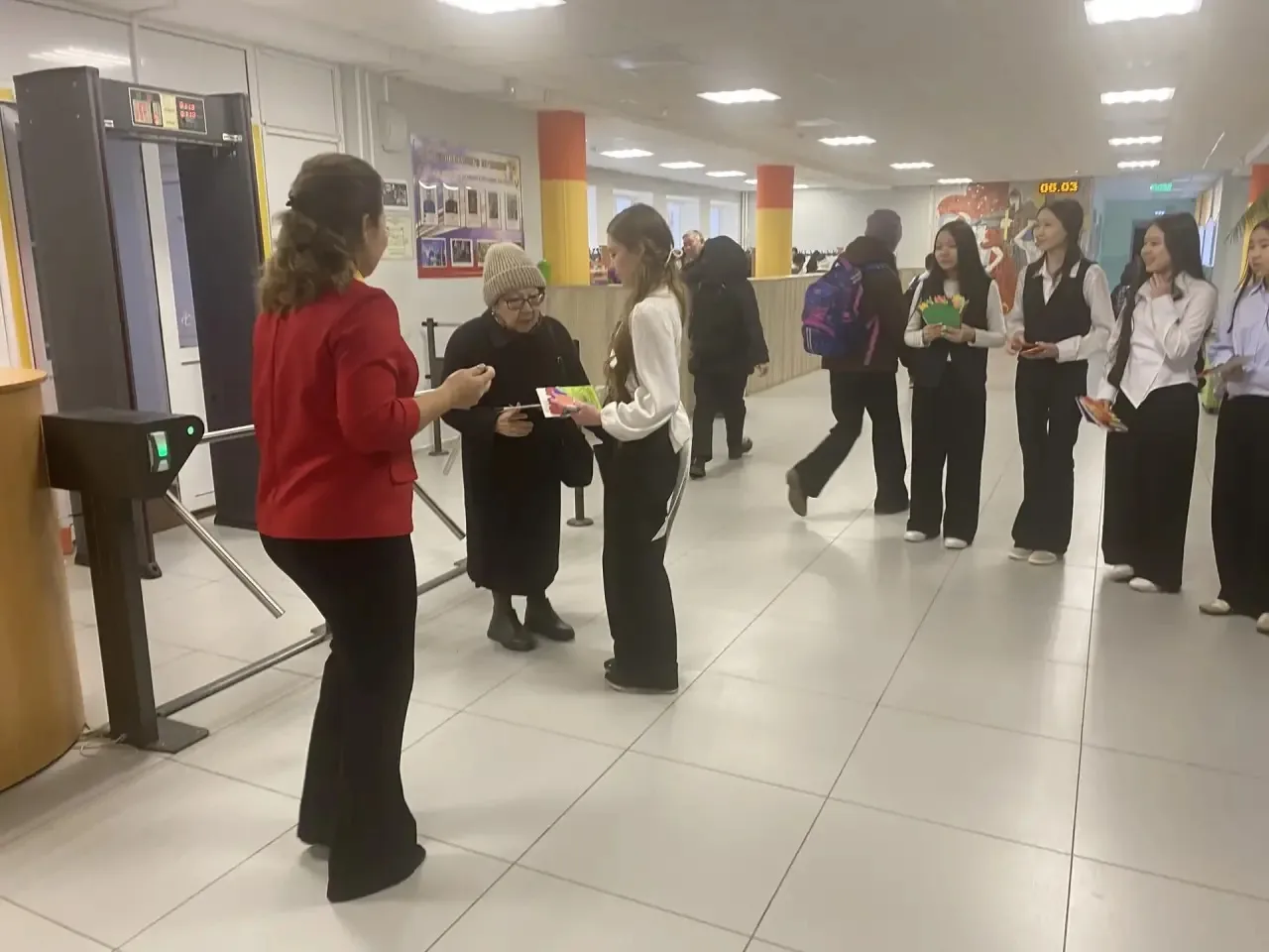 🌸Сегодня активисты Движения первых у входа в школу с радостью и музыкой поздравили самую нежную и кр