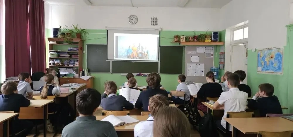 Традиционно неделя началась с поднятия флага и исполнения гимна. А на уроке разговоры о важном "День