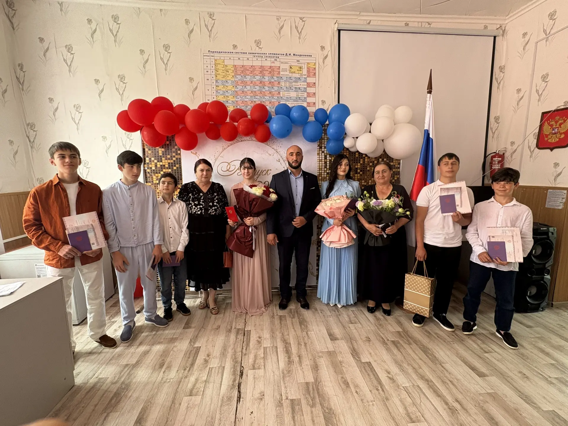 🎉 Сегодня в МОУ СОШ "Нижняя Мара" прошло торжественное вручение аттестатов! 
Этот важный и волнител