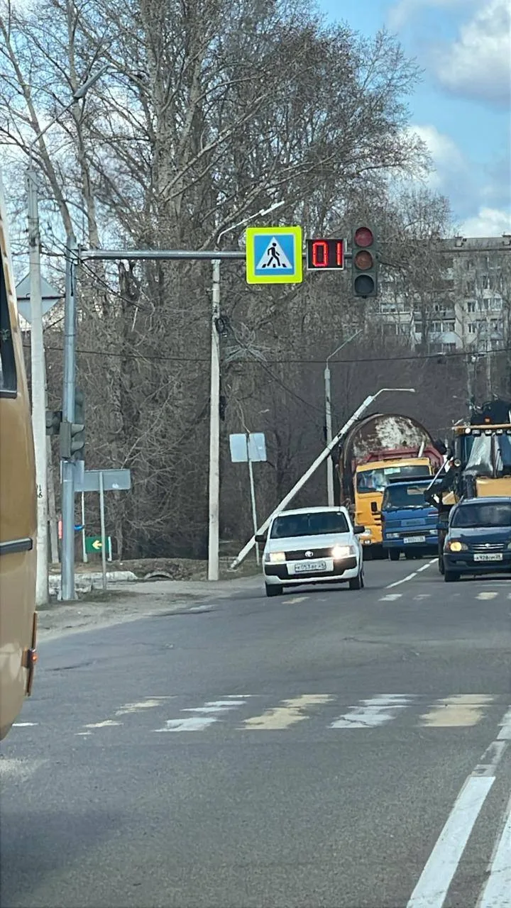 По улице Комарова покосилась опора линии электропередач  На улице Комарова в Свободном замечена серь