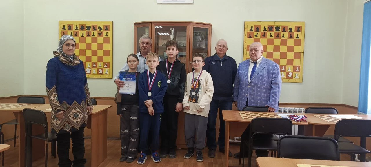 Поздравляем команду нашего лицея по шахматам со 2 местом на чемпионате города Саратова среди команд 