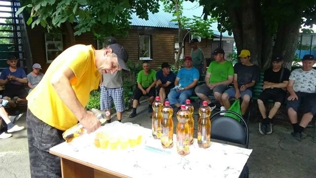 «Лимонадный Джо", так называлось мероприятие на свежем воздухе, а атрибутом стала бутылка лимонада. 