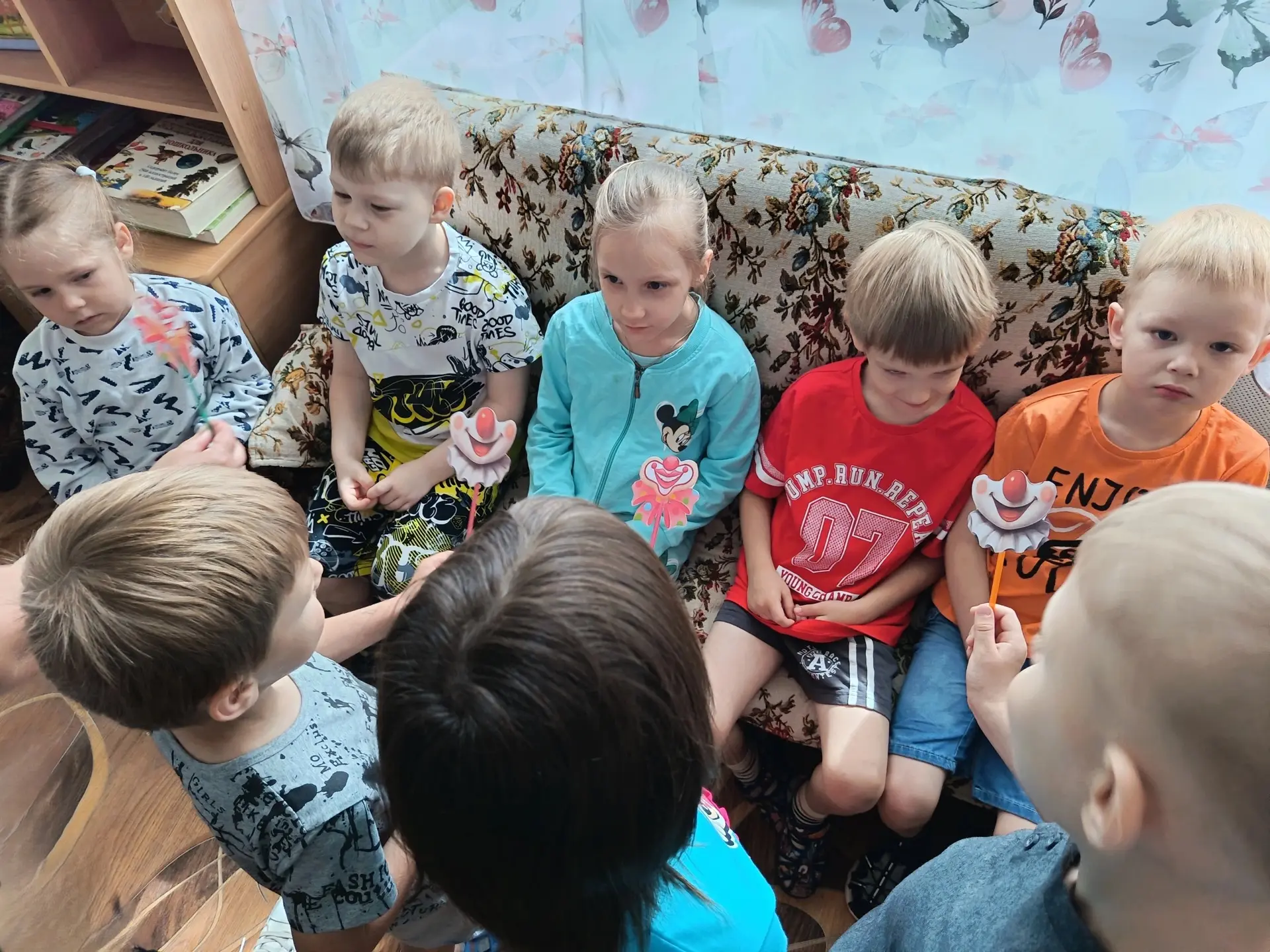 «Улыбка прогоняет тучи!»

Утро понедельника в детском саду началось не совсем так, как планировалось