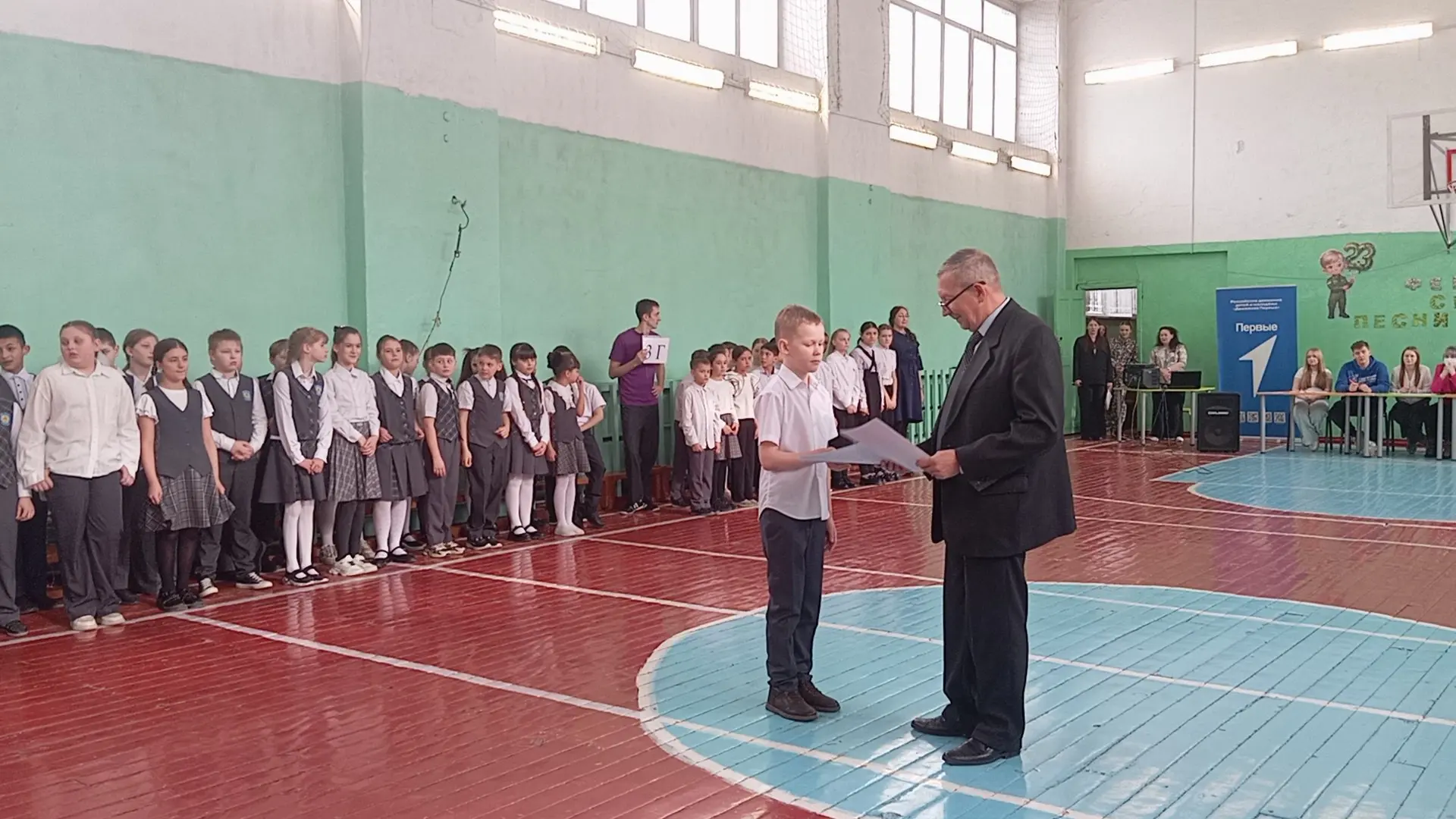 В нашей школе на протяжении всей недели проходят смотры песни и строя, и сегодня в среду мы стали св