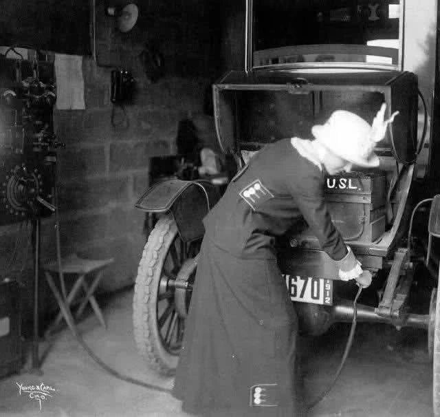 ⚡Эта фотография 1912 года, на которой женщина подключает свой электромобиль, действительно показывае