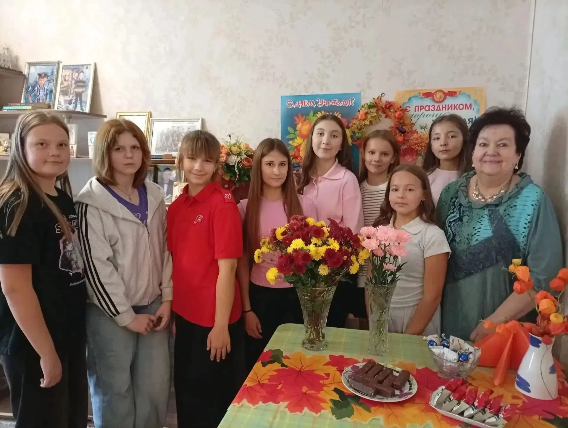 В День учителя юнармейцы 6 «Б» класса подготовили особенный сюрприз: ребята навестили В...