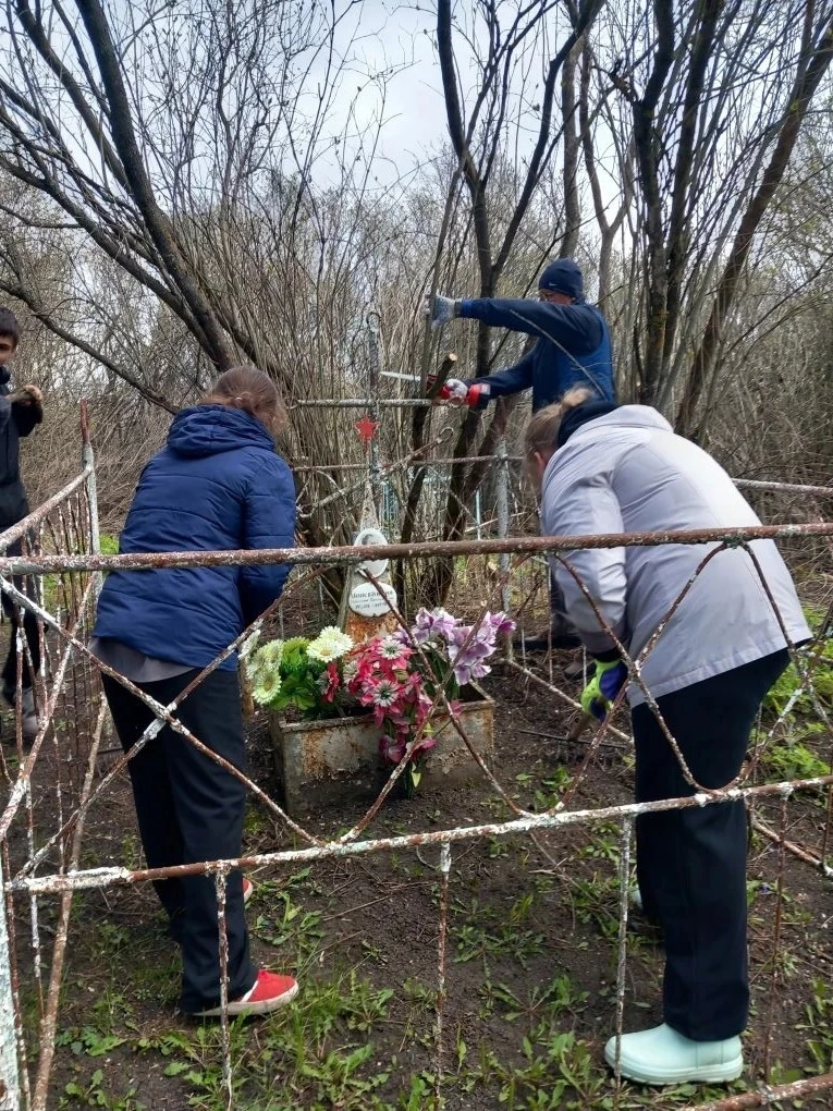Акция "Нет забытых могил" - добрая традиция, которой филиал МБОУ "Комсомольская СОШ" в с. Богословка