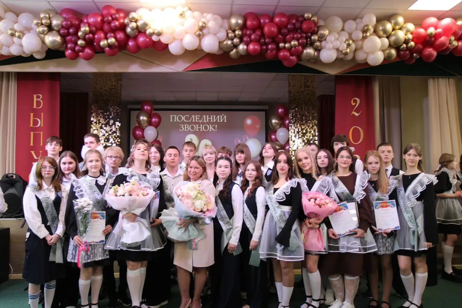 Сегодня для девятиклассников и одиннадцатиклассников школы №8 прозвенел последний звонок